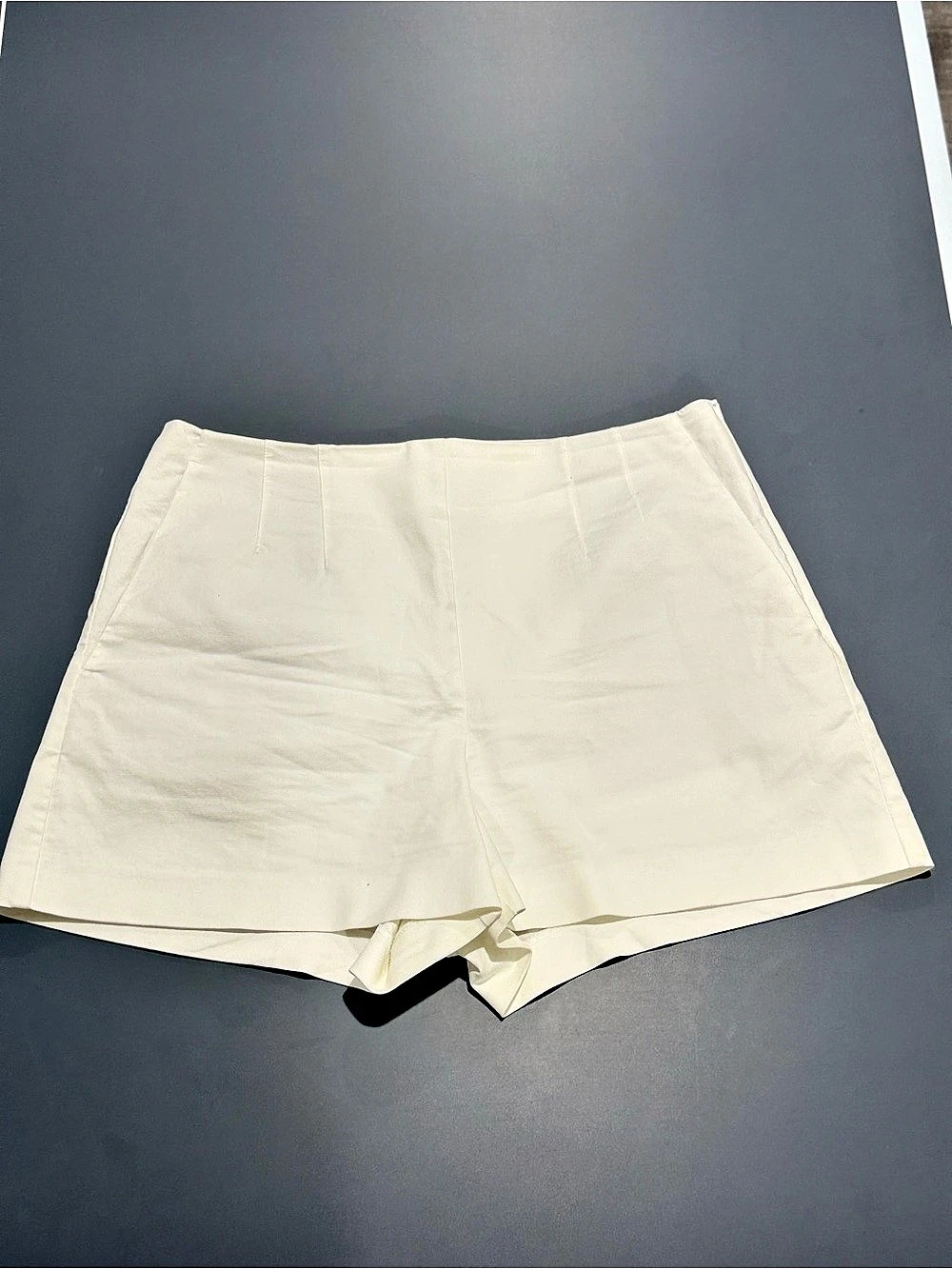 LOFT Curvy 10 Shorts High Waist Shorts in White Size 10 Like New
